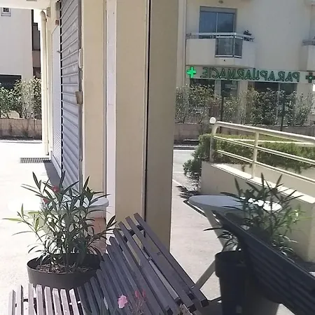 Chez-moi, 200 M From The * 생타굴프