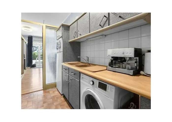 Chez-moi, 200 M From The